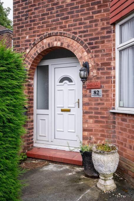Windsor House 3 Bedrooms Sleeps 8 Manchester Bagian luar foto