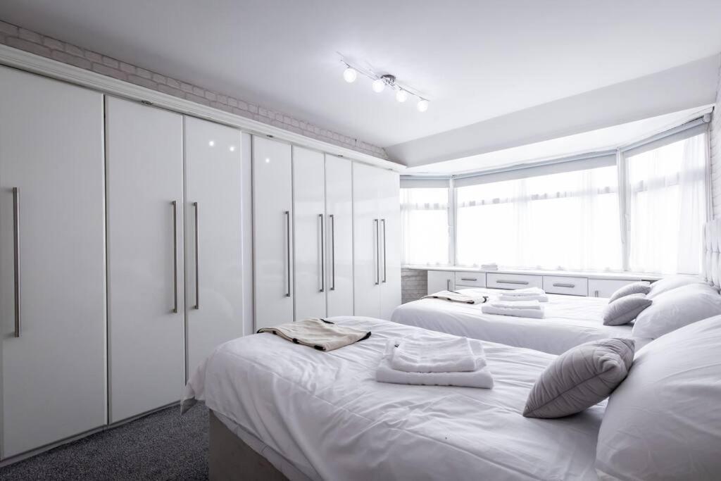 Windsor House 3 Bedrooms Sleeps 8 Manchester Bagian luar foto