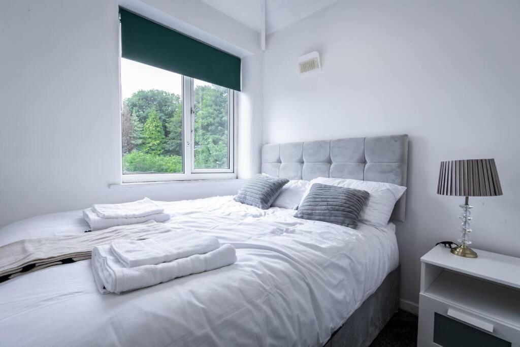 Windsor House 3 Bedrooms Sleeps 8 Manchester Bagian luar foto