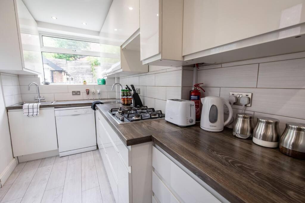 Windsor House 3 Bedrooms Sleeps 8 Manchester Bagian luar foto