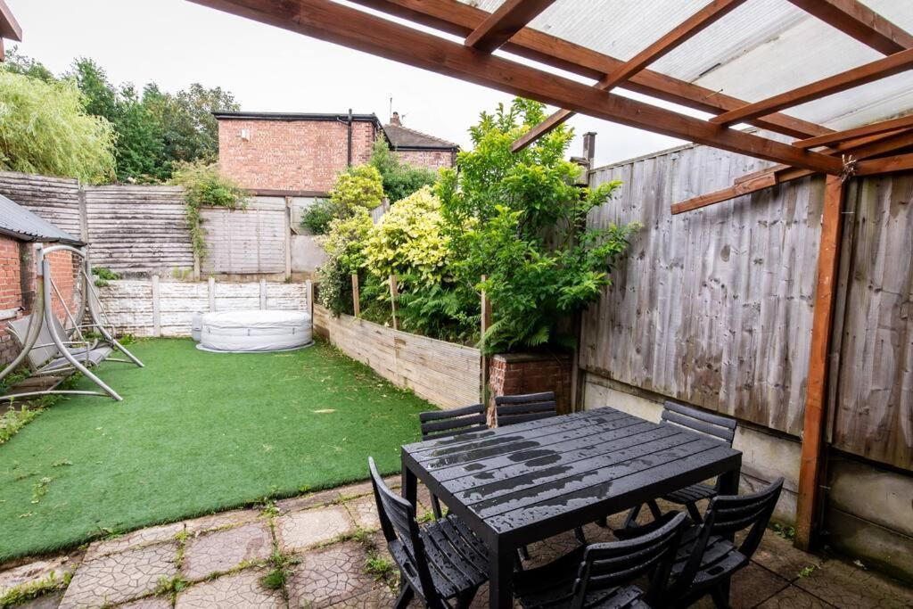 Windsor House 3 Bedrooms Sleeps 8 Manchester Bagian luar foto