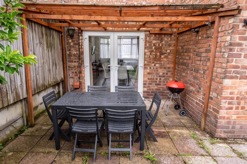 Windsor House 3 Bedrooms Sleeps 8 Manchester Bagian luar foto
