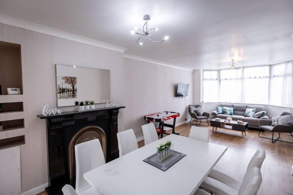 Windsor House 3 Bedrooms Sleeps 8 Manchester Bagian luar foto