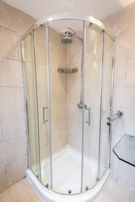 Windsor House 3 Bedrooms Sleeps 8 Manchester Bagian luar foto