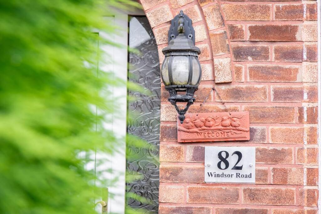 Windsor House 3 Bedrooms Sleeps 8 Manchester Bagian luar foto