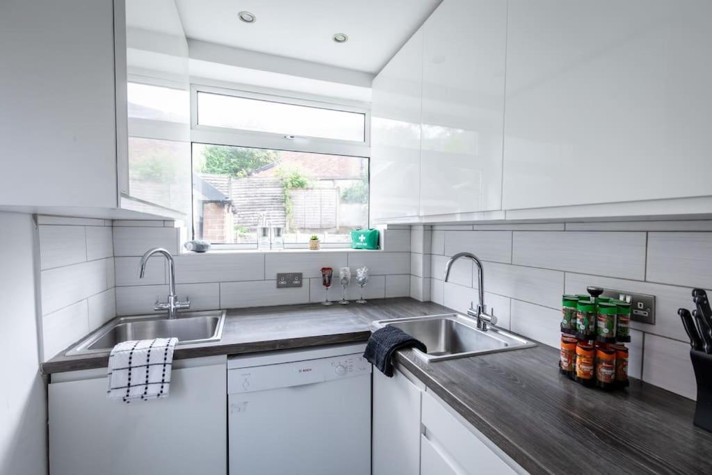 Windsor House 3 Bedrooms Sleeps 8 Manchester Bagian luar foto