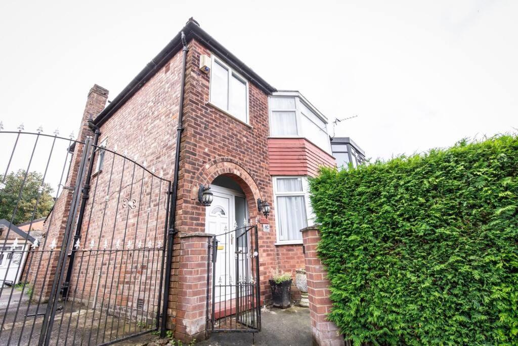 Windsor House 3 Bedrooms Sleeps 8 Manchester Bagian luar foto